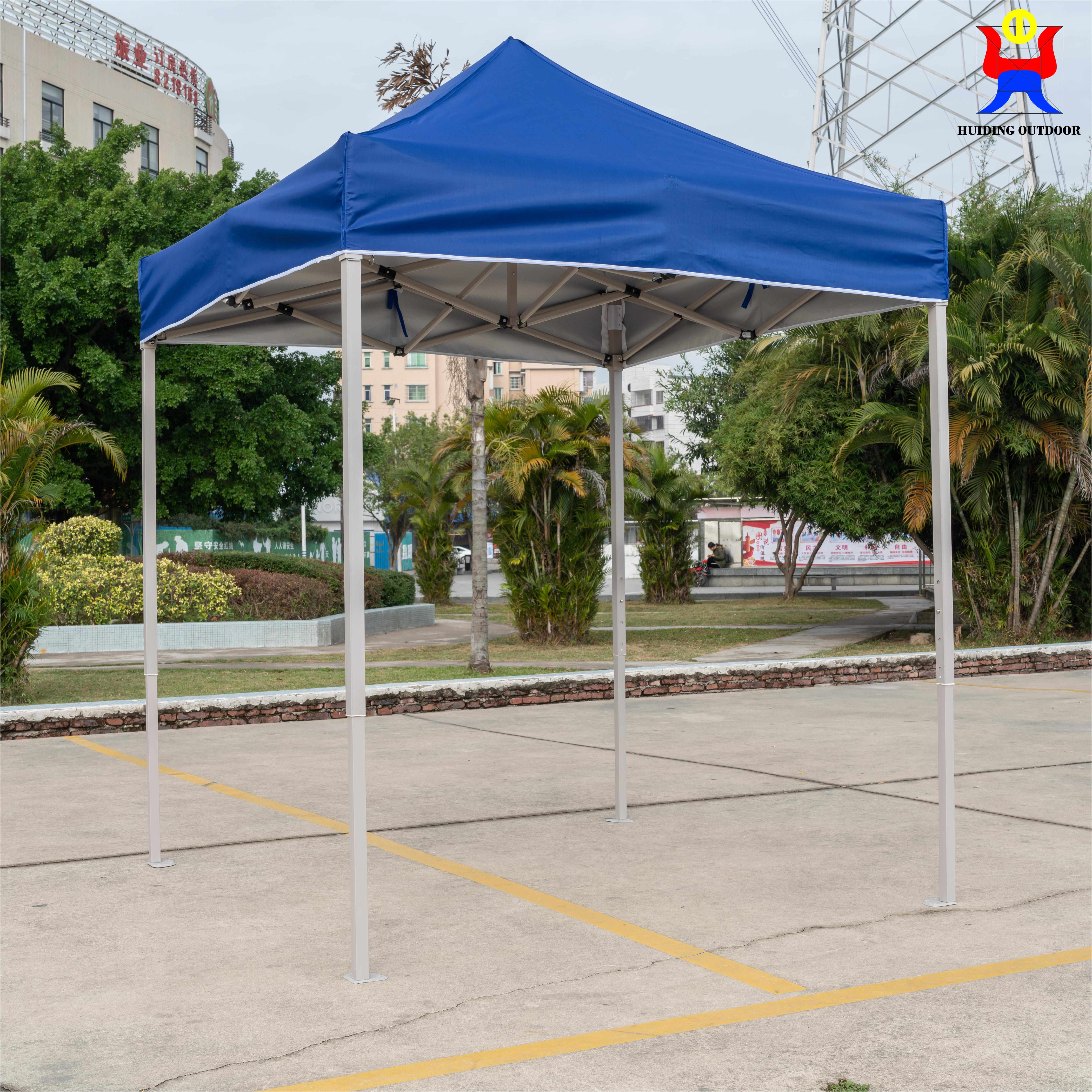 dobrando a tenda pop -up